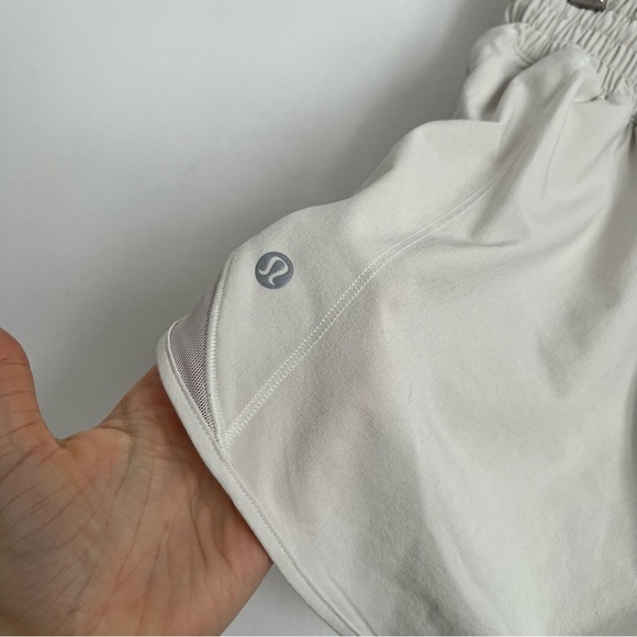 Lululemon Women Hotty Hot High-Rise Lined Athletic Short 4" Bone Cream US 2 - Picture 4 of 5